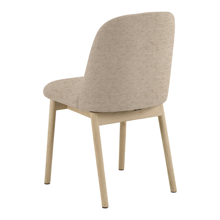 Leo spisestol i beige stoff sett skrått bakfra, med bein i lys eik.