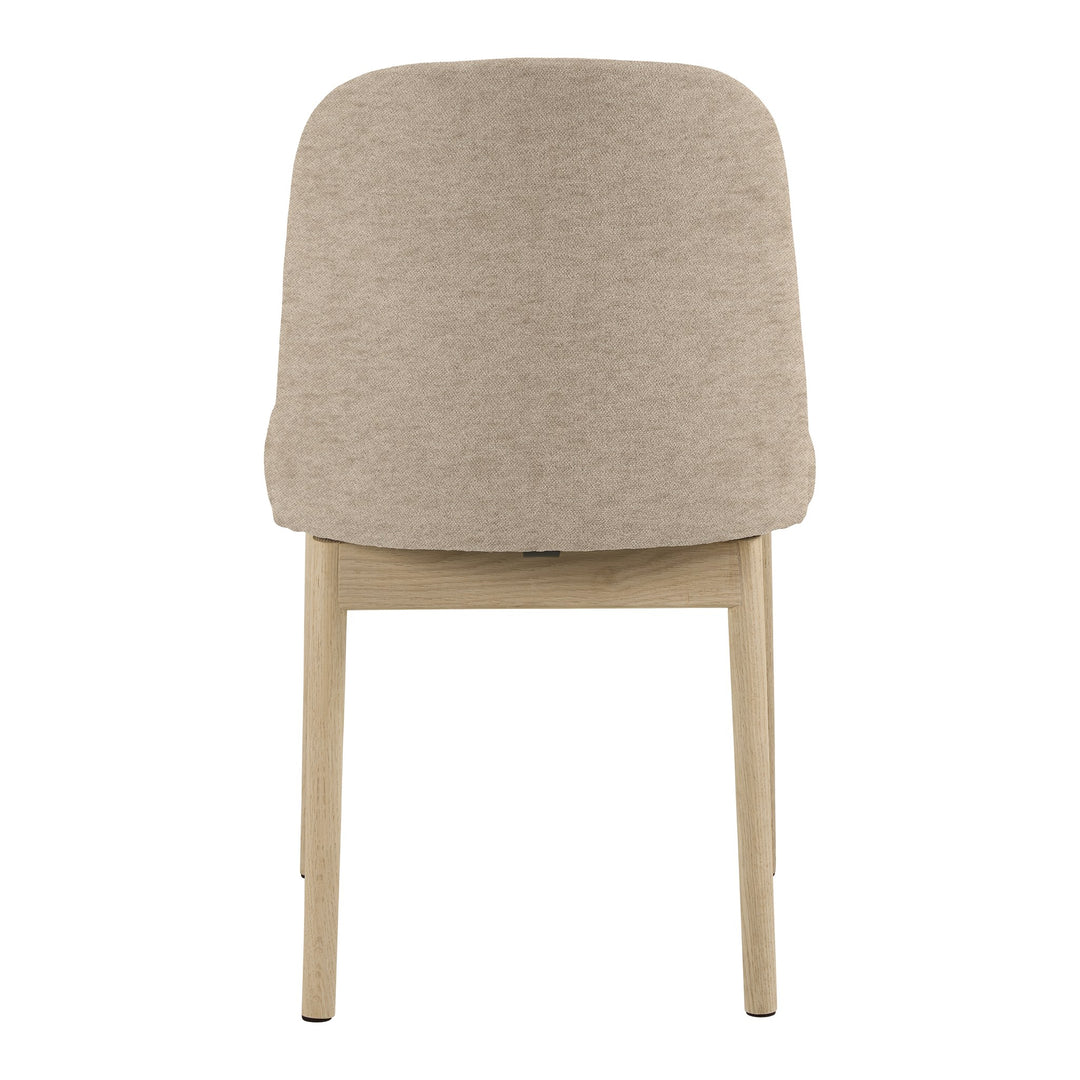 Leo spisestol i beige stoff sett bakfra, med bein i lys eik.