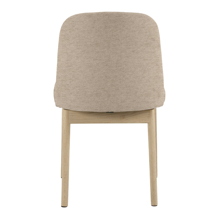 Leo spisestol i beige stoff sett bakfra, med bein i lys eik.