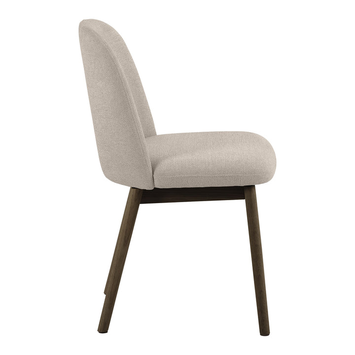 Leo spisestol i beige bouclé med mørke eikeben, sett fra siden mot hvit bakgrunn.