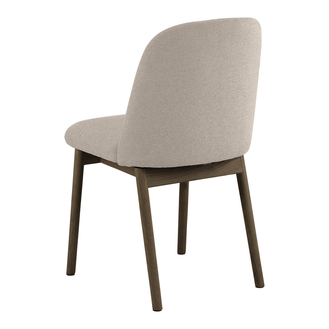 Leo spisestol i beige stoff sett skrått bakfra, med bein i mørk eik.