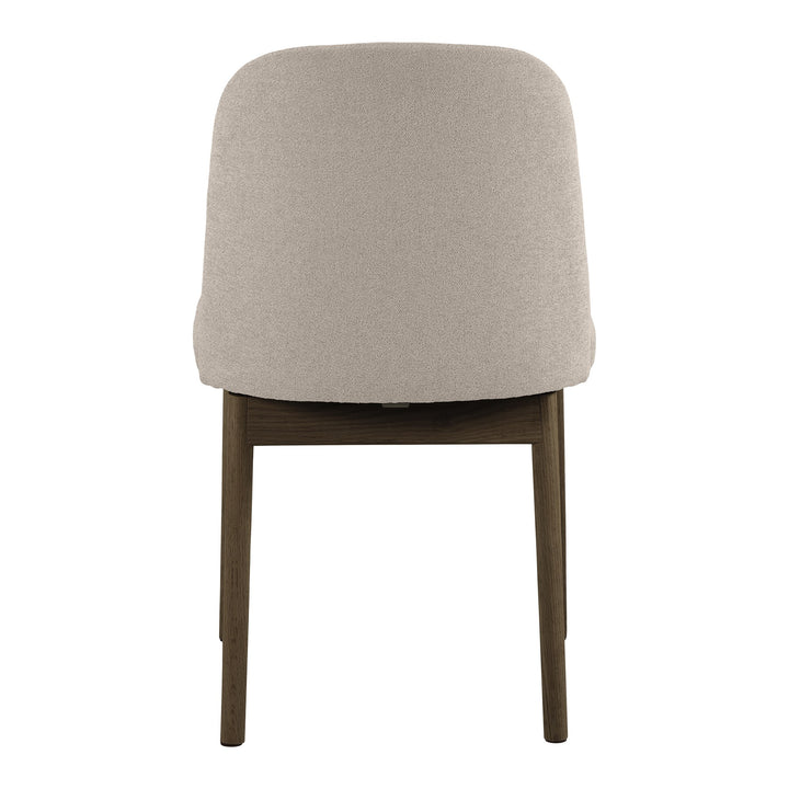 Leo spisestol i beige stoff sett bakfra, med bein i mørk eik.