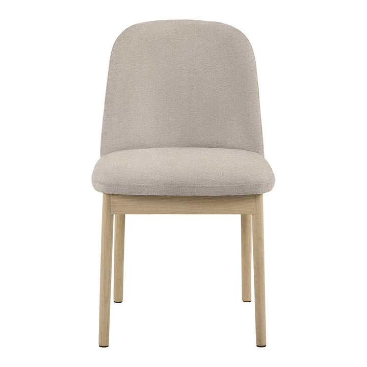 Leo spisestol i beige stoff sett forfra, med bein i lys eik.