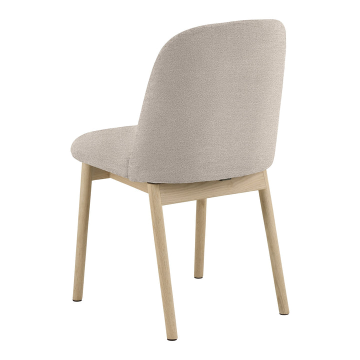 Leo spisestol i beige stoff sett skrått bakfra, med bein i lys eik.