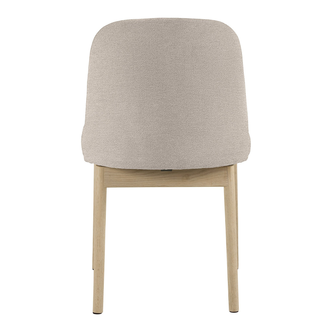 Leo spisestol i beige stoff sett bakfra, med bein i lys eik.