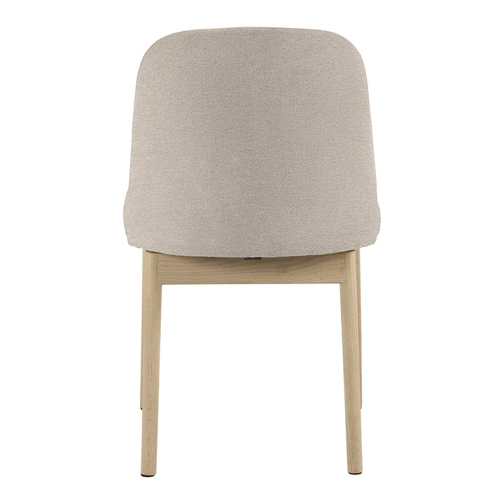 Leo spisestol i beige stoff sett bakfra, med bein i lys eik.