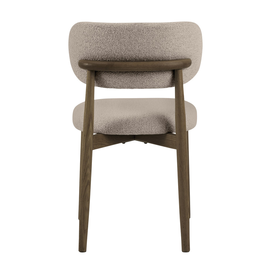 Absalon spisestol i beige bouclé sett bakfra, med ramme i mørk eik.