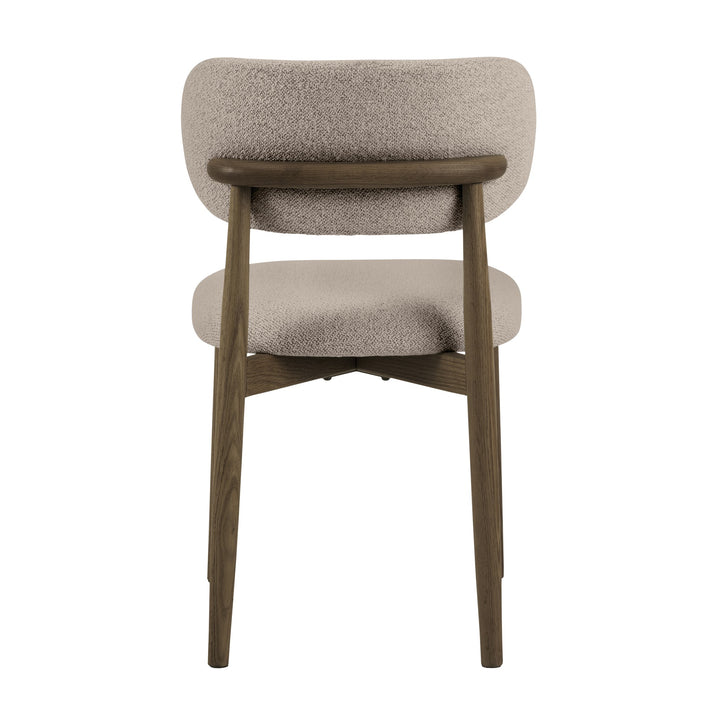 Absalon spisestol i beige bouclé sett bakfra, med ramme i mørk eik.