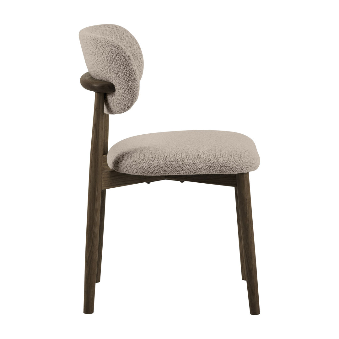 Absalon spisestol i beige bouclé sett fra siden, med ramme i mørk eik.