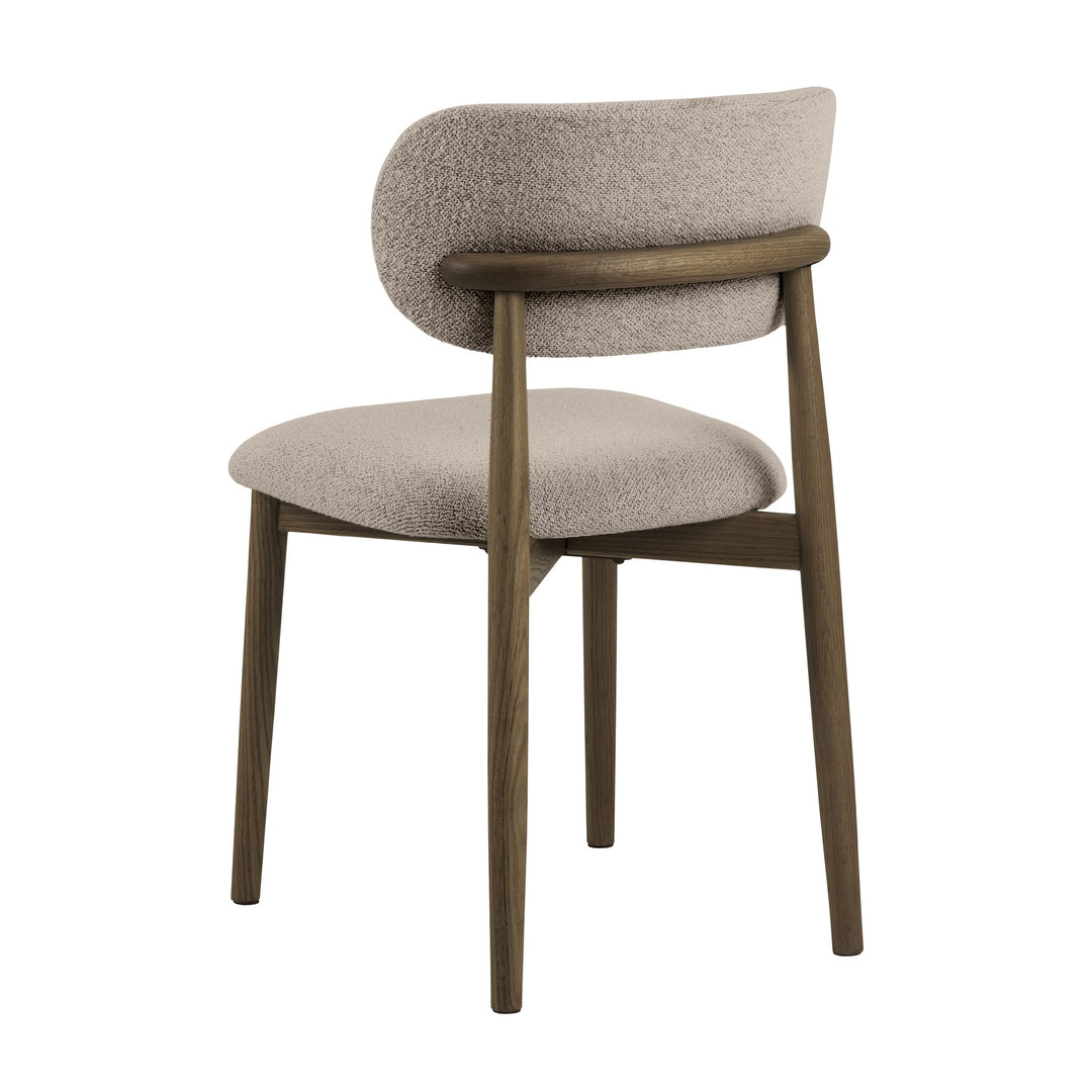 Absalon spisestol i beige bouclé sett skrått bakfra, med ramme i mørk eik.