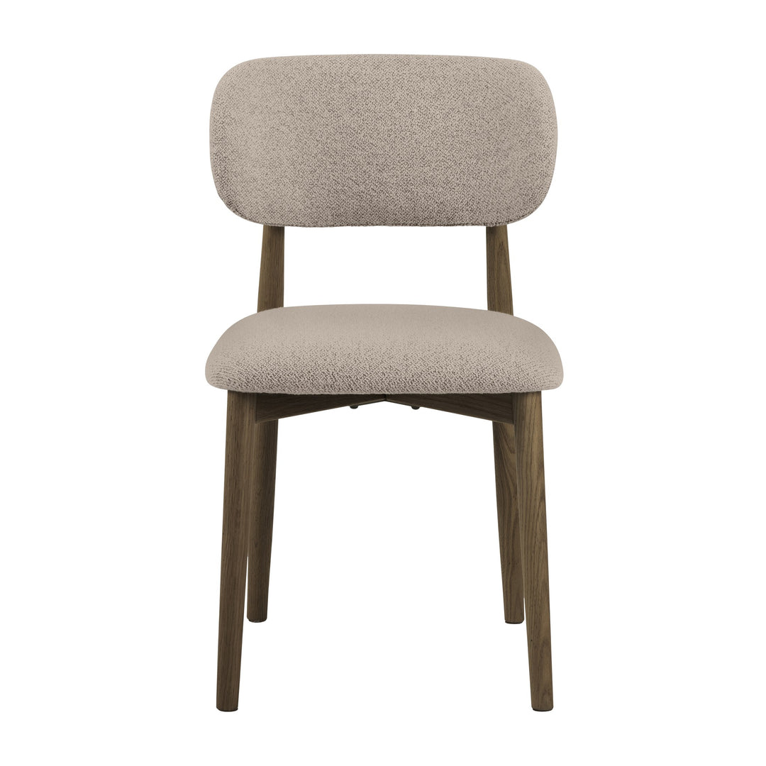 Absalon spisestol i beige bouclé sett forfra, med ramme i mørk eik.