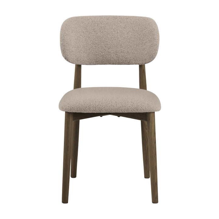 Absalon spisestol i beige bouclé sett forfra, med ramme i mørk eik.