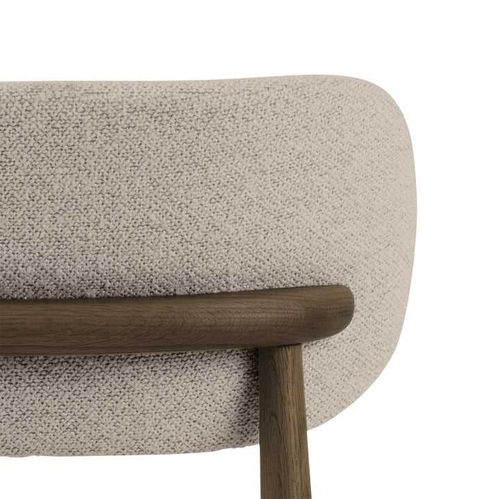 Absalon spisestol, nærbilde av rygg i beige bouclé og rygglist i mørk eik.
