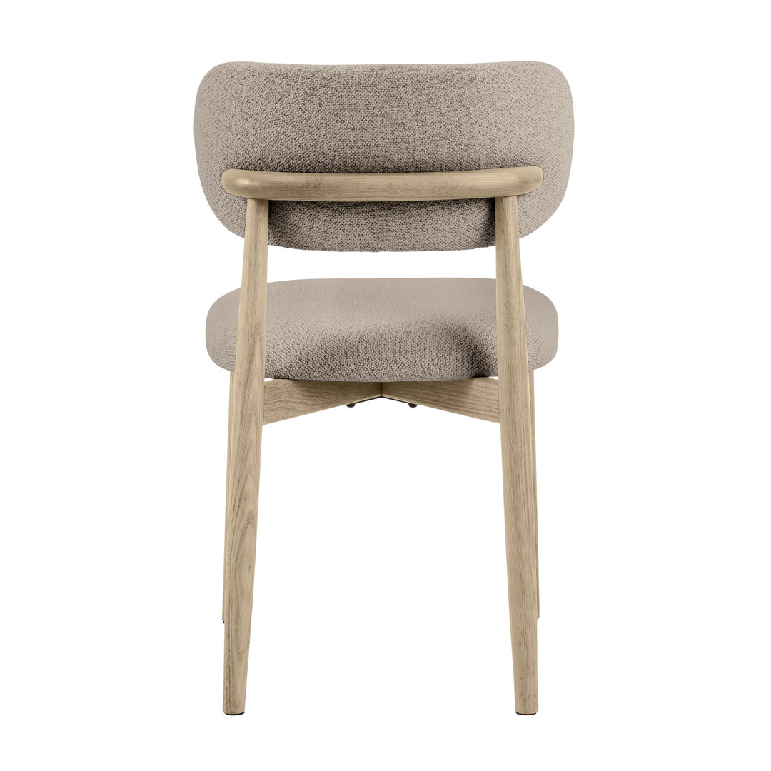 Absalon spisestol i beige bouclé sett bakfra, med ramme i lys eik.