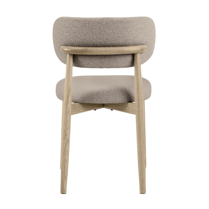 Absalon spisestol i beige bouclé sett bakfra, med ramme i lys eik.