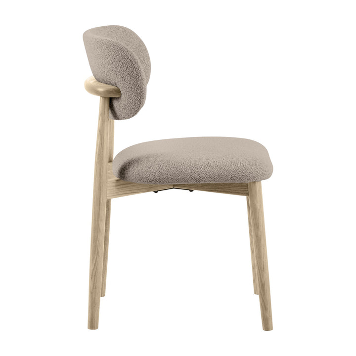 Absalon spisestol i beige bouclé sett fra siden, med ramme i lys eik.