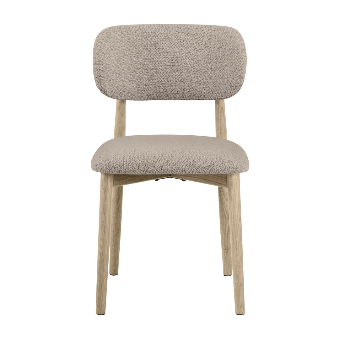 Absalon spisestol i beige bouclé sett forfra, med ramme i lys eik.