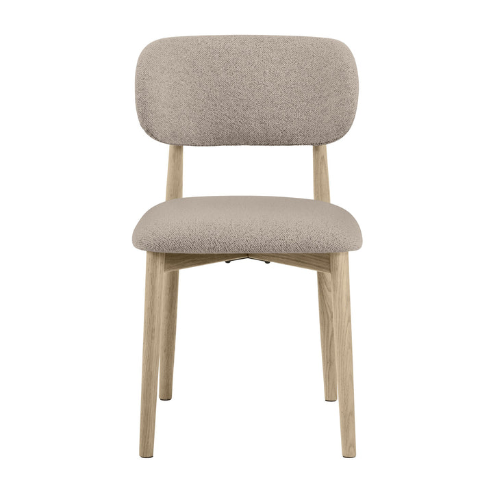 Absalon spisestol i beige bouclé sett forfra, med ramme i lys eik.