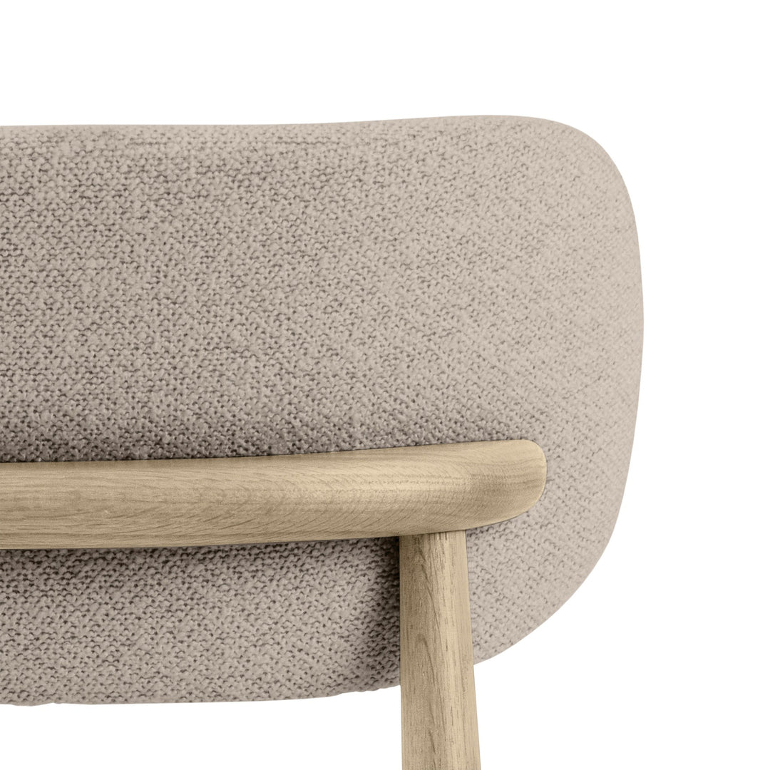 Absalon spisestol, nærbilde av rygg i beige bouclé og rygglist i lys eik.