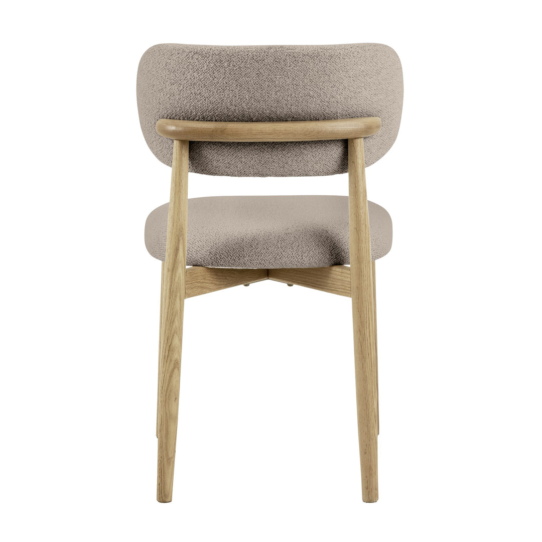Absalon spisestol i beige stoff sett bakfra, med buet rygg og ramme i lys eik