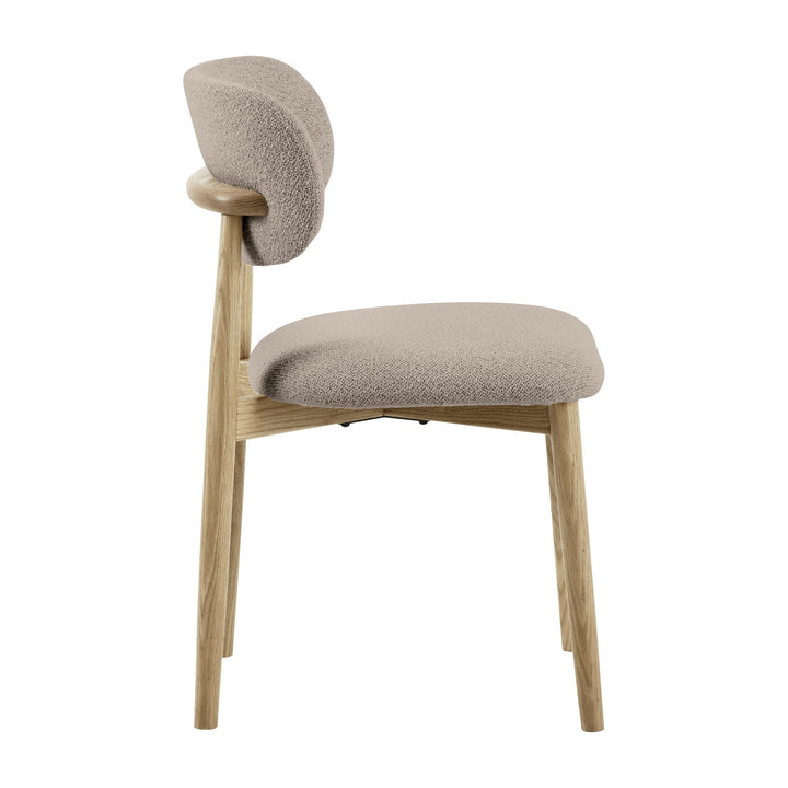 Absalon spisestol i beige stoff sett fra siden, med rund rygg og ben i lys eik