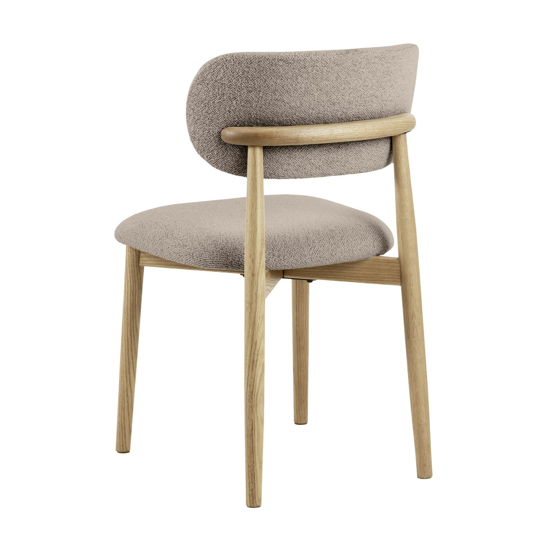 Absalon spisestol i beige stoff sett skrått bakfra, buet rygg og ben i lys eik
