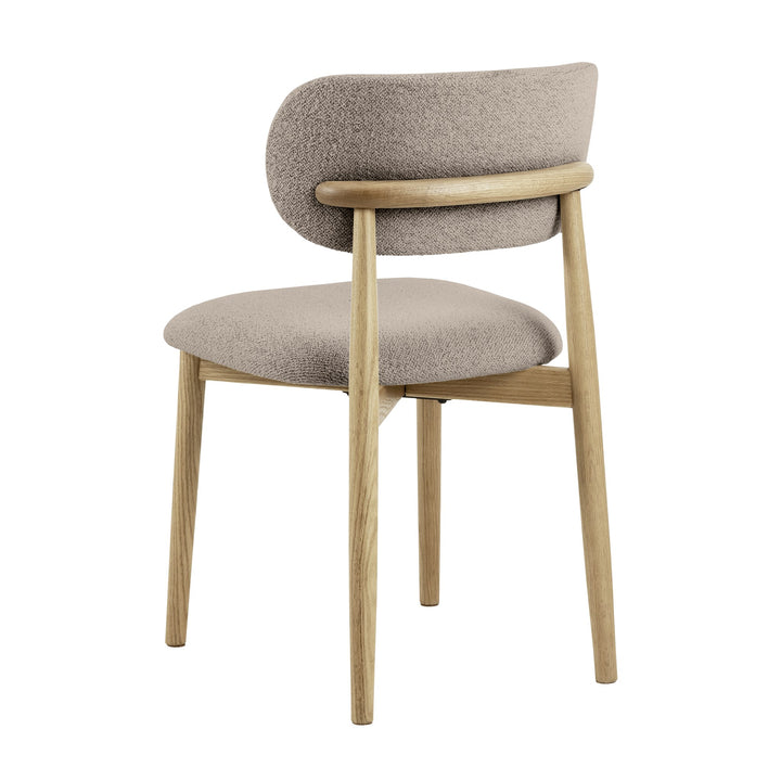 Absalon spisestol i beige stoff sett skrått bakfra, buet rygg og ben i lys eik