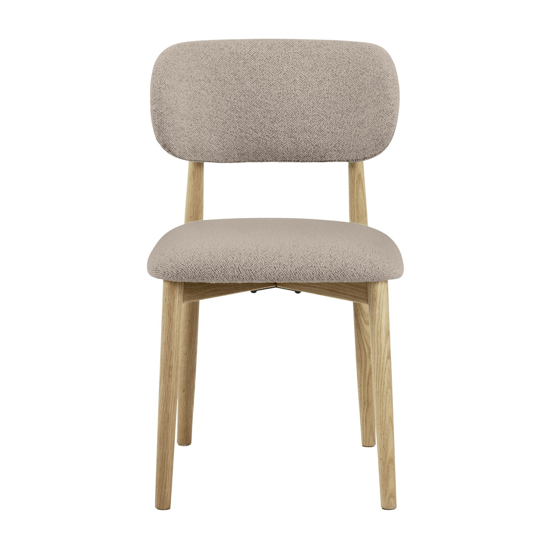 Absalon spisestol i beige stoff sett forfra, med buet rygg og ben i lys eik