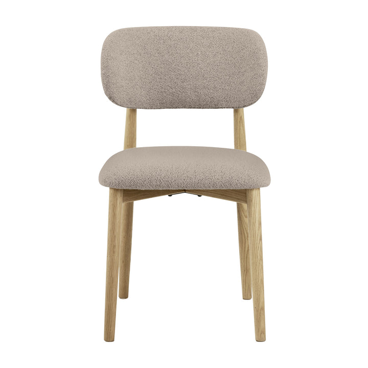 Absalon spisestol i beige stoff sett forfra, med buet rygg og ben i lys eik