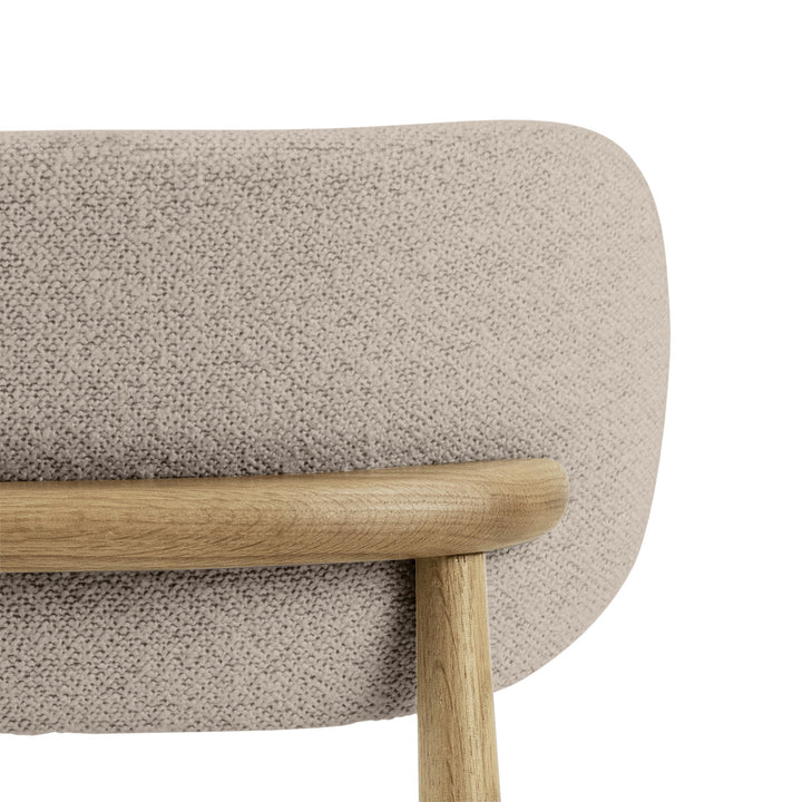 Absalon spisestol, nærbilde av beige sete og rygg med detalj i lys eik