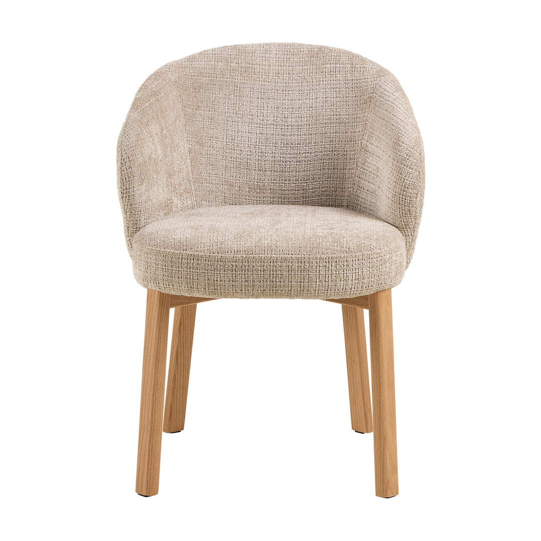 Darlene spisestol i melert beige stoff med armlener, sett forfra, med bein i lys eik.