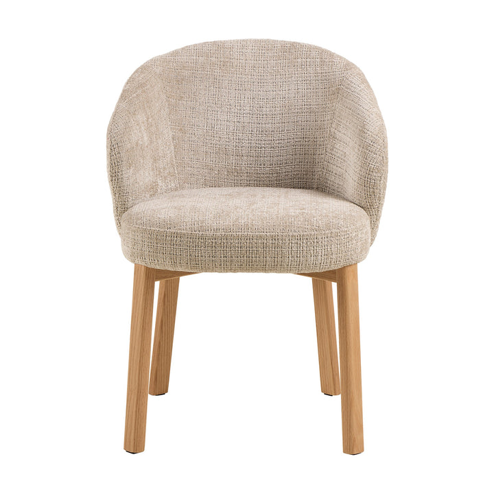 Darlene spisestol i melert beige stoff med armlener, sett forfra, med bein i lys eik.