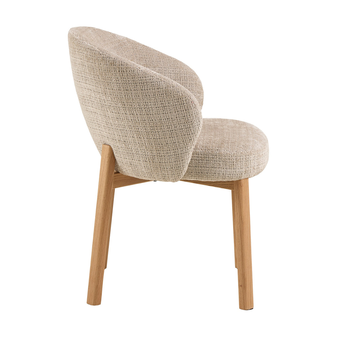 Darlene spisestol i melert beige stoff med armlener, sett fra siden, med bein i lys eik.