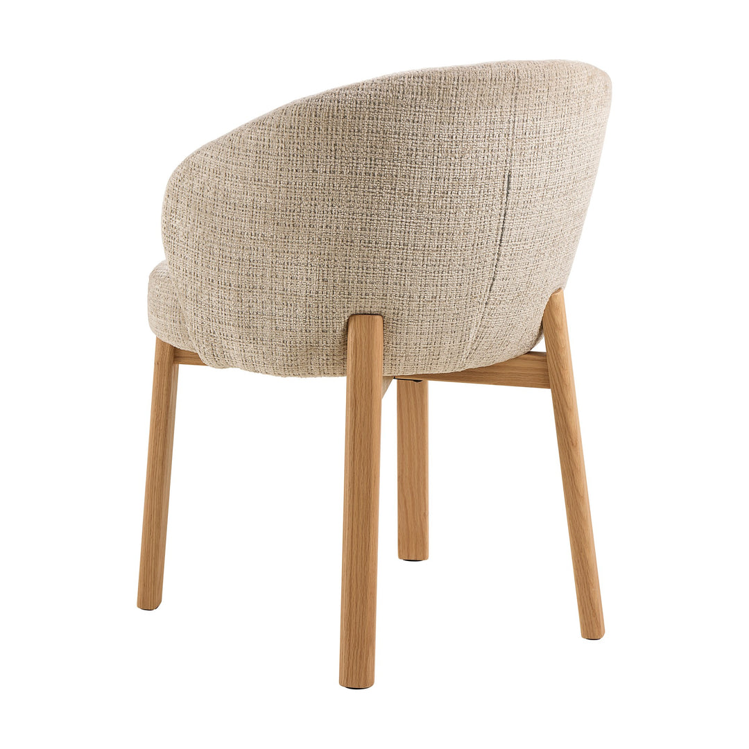 Darlene spisestol i melert beige stoff sett skrått bakfra, med bein i lys eik.
