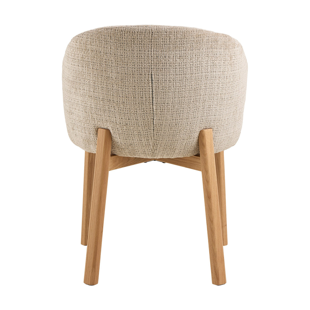 Darlene spisestol i melert beige stoff sett bakfra, med bein i lys eik.