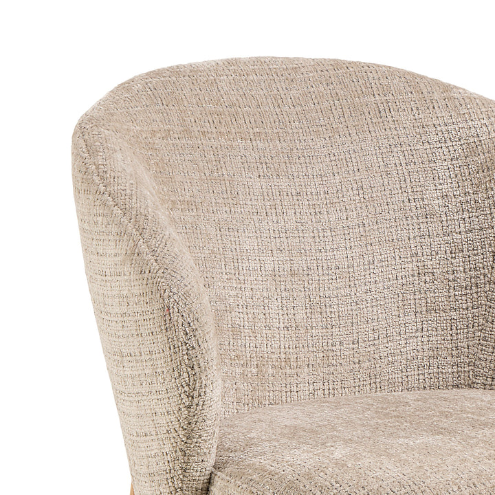 Darlene spisestol, nærbilde av rygg og armlene i melert beige stoff.
