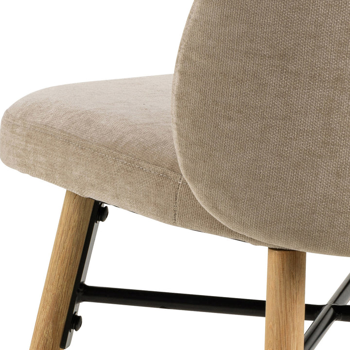 Sophia spisestol, detalj av beige sete med eikeben og sort kryssstag