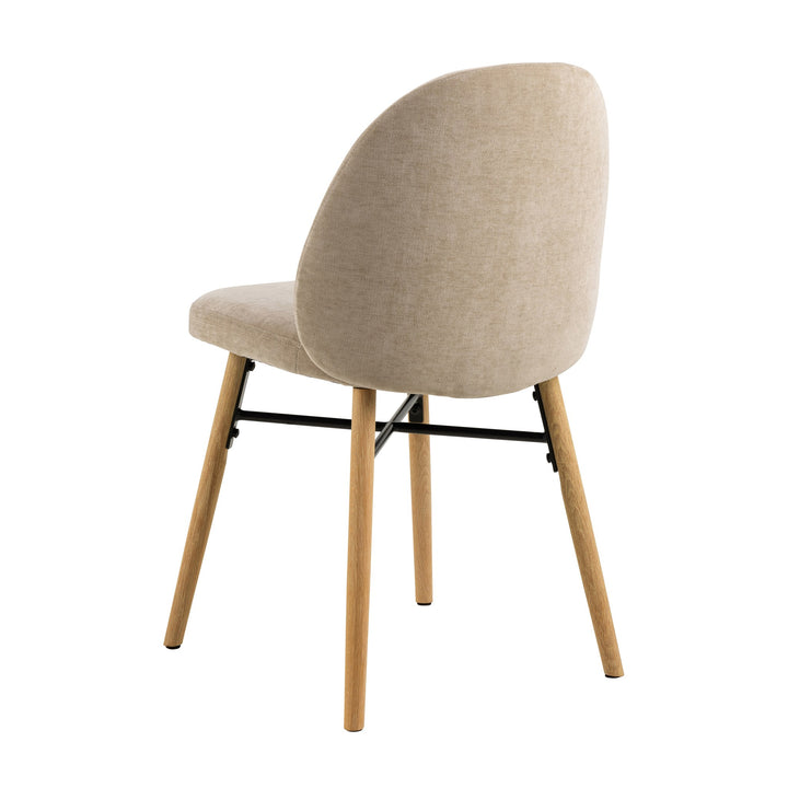 Sophia spisestol i beige stoff med eikeben, sett skrått bakfra