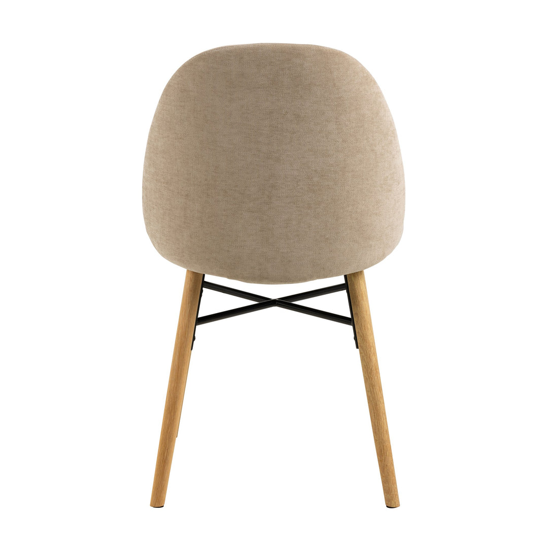 Sophia spisestol i beige stoff med eikeben og sort kryssstag, sett bakfra