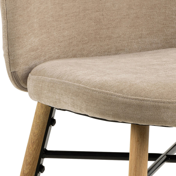 Sophia spisestol, detalj av beige sete, eikeben og sort kryssstag