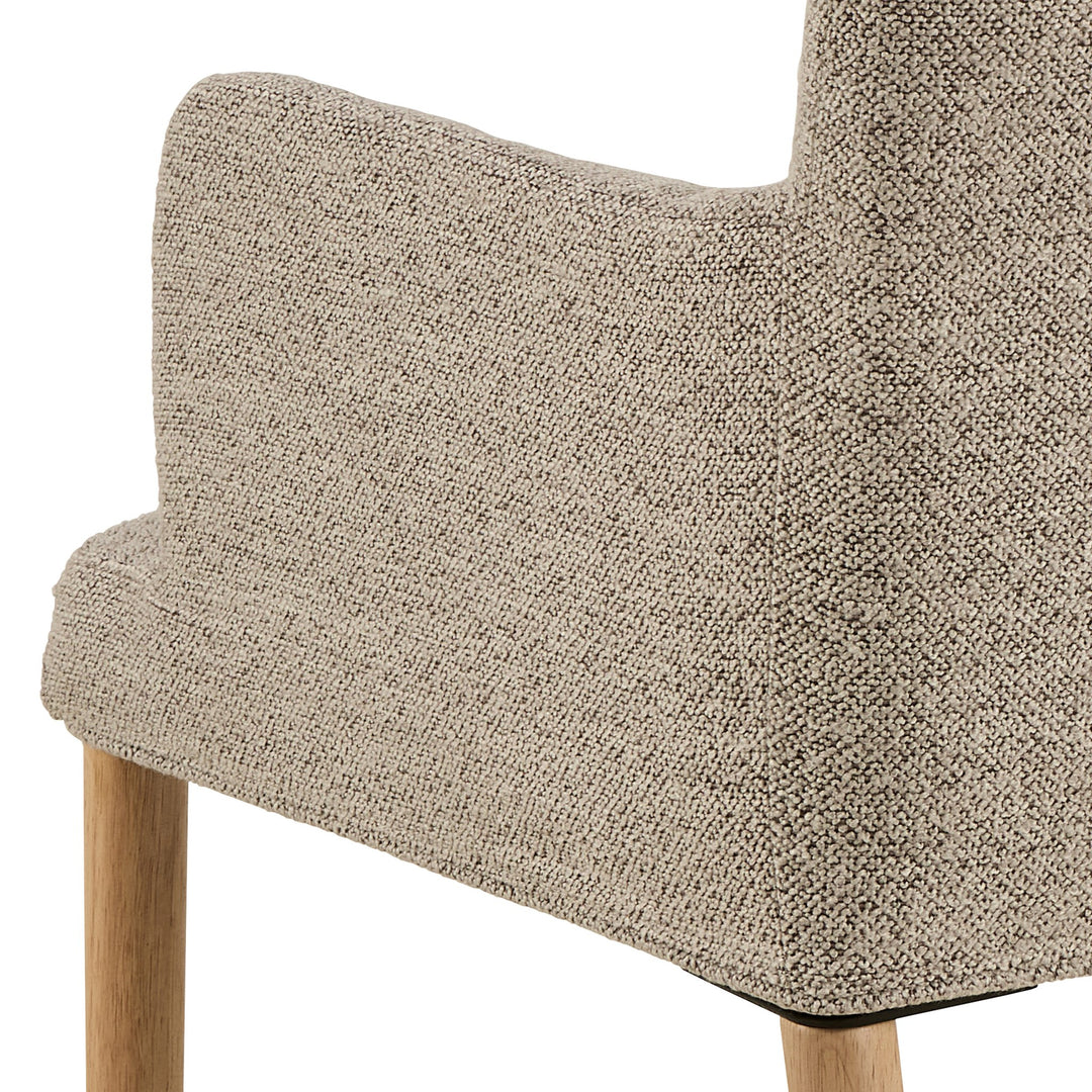 Zoe spisestol, detalj av beige bouclé-armlene og eikeben