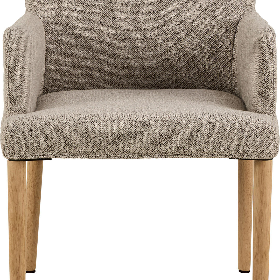 Zoe spisestol i beige bouclé med armlener og ben i lyst tre, sett forfra mot hvit bakgrunn