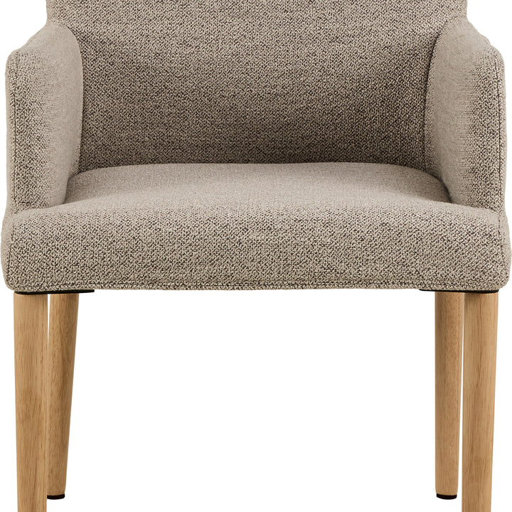 Zoe spisestol i beige bouclé med armlener og ben i lyst tre, sett forfra mot hvit bakgrunn