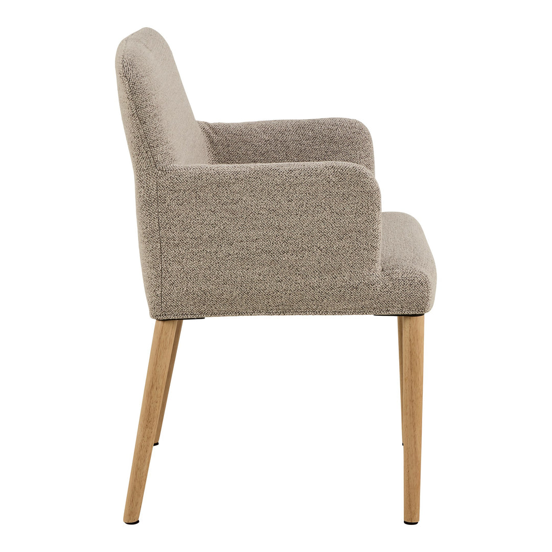 Zoe spisestol i beige bouclé med eikeben og armlener, sett fra siden