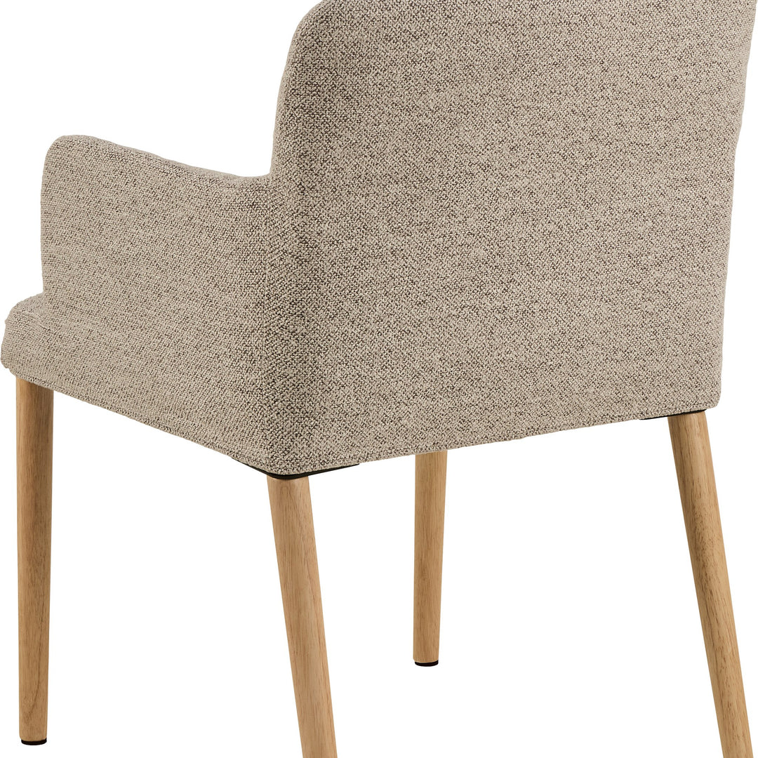 Zoe spisestol i beige bouclé med ben i lyst tre, sett skrått bakfra mot hvit bakgrunn