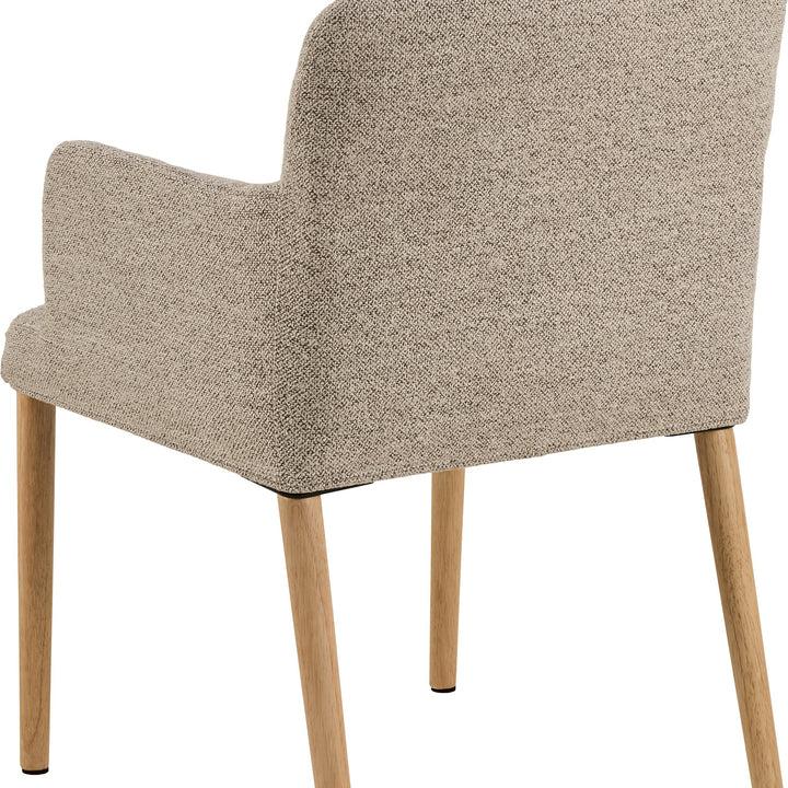 Zoe spisestol i beige bouclé med ben i lyst tre, sett skrått bakfra mot hvit bakgrunn