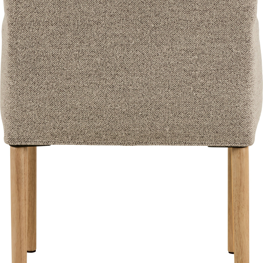 Zoe spisestol i beige bouclé med ben i lyst tre, sett rett bakfra mot hvit bakgrunn