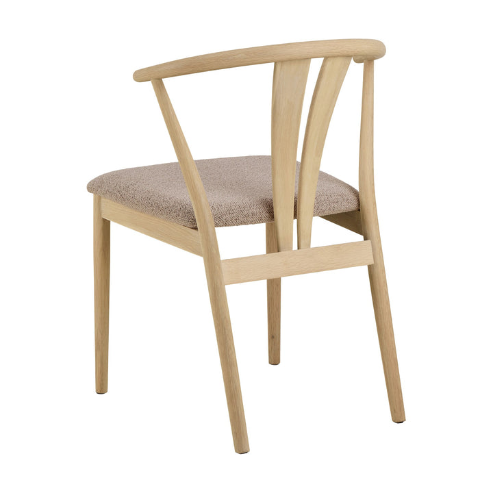 Dante spisestol i lys eik med beige bouclé-sete, spilerygg, sett skrått bakfra