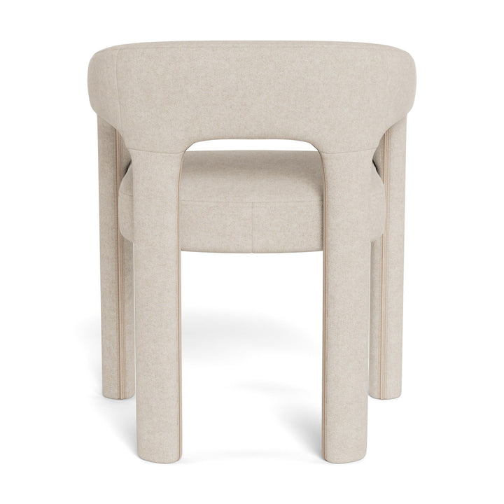 Cole spisestol i beige polstring, helstoppet med buet rygg, sett bakfra
