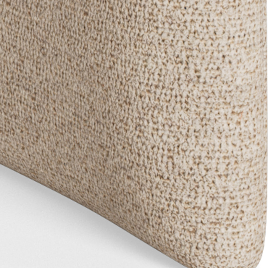 Tori spisestol i beige bouclé, nærbilde av det myke stoffet på ryggen